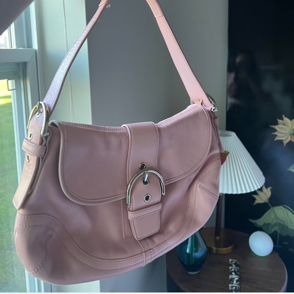 Elegant Pink Leather Shoulder Bag - Picture 2 of 8